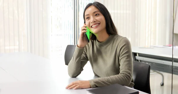 Азіатські Жінки Студентів Посміхатися Весело Провести Час Допомогою Смарт Телефонів — стокове фото