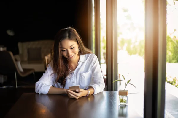 Азії Бізнесменів Жінки Використовують Мобільні Touch Смарт Телефон Спілкування Перевірка — стокове фото