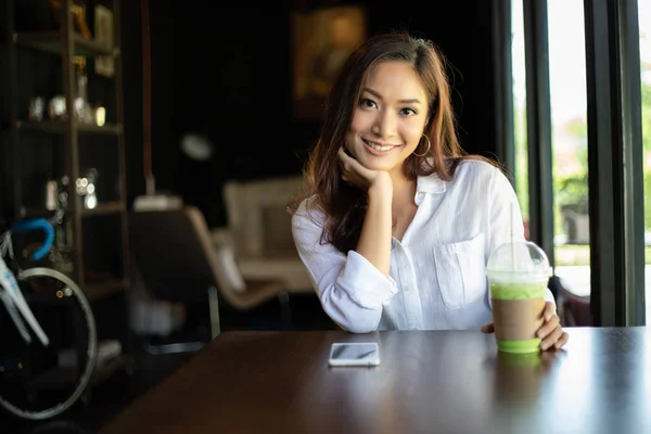 Donne Asiatiche Sorridenti Felici Rilassarsi Una Caffetteria Dopo Aver Lavorato — Foto Stock