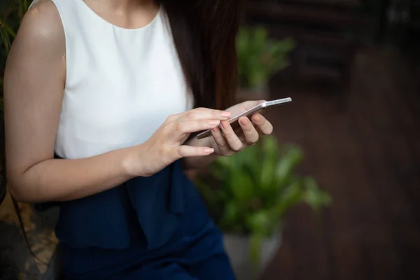 Asia Affärsmän Och Kvinnor Använder Mobil Touch Smart Telefon För — Stockfoto