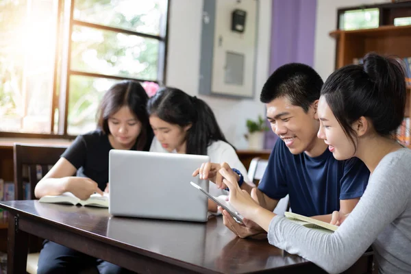 Estudiantes Grupo Sonríen Diviértanse Usando Tableta También Ayuda Compartir Ideas — Foto de Stock