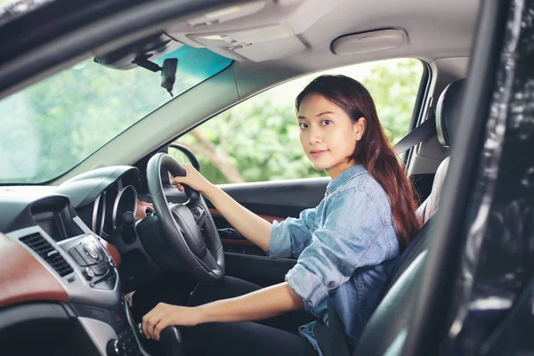 Hermosa Mujer Asiática Sonriendo Disfrutando Conducción Coche Mano Está Punto — Foto de Stock