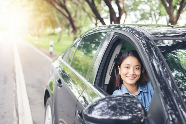 Hermosa Mujer Asiática Sonriendo Disfrutando Conducir Coche Carretera Para Viajar — Foto de Stock