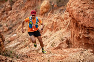Bir adam, Runner Trail. ve atlet ayağı dağda çalıştıran iz için spor ayakkabı giyiyor