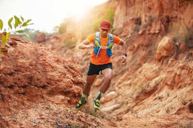 Bir adam, Runner Trail. ve atlet ayağı dağda çalıştıran iz için spor ayakkabı giyiyor