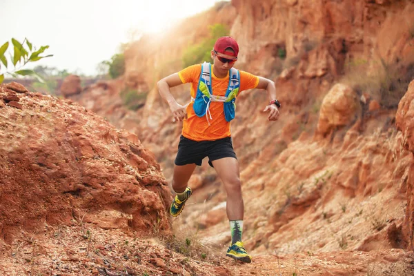 トレイル ランナーの人 トレイル ランニングで山のスポーツの靴を身に着けている選手の足と — ストック写真