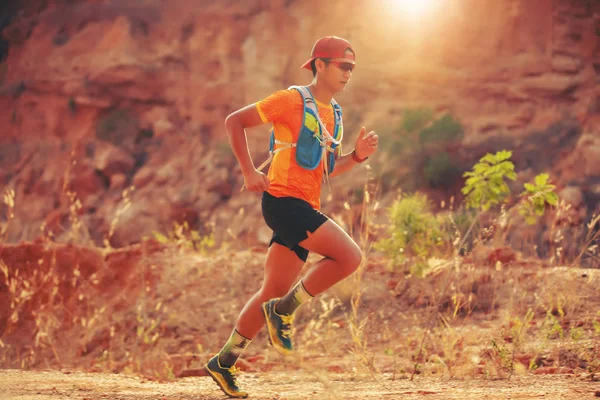 トレイル ランナーの人 トレイル ランニングで山のスポーツの靴を身に着けている選手の足と — ストック写真