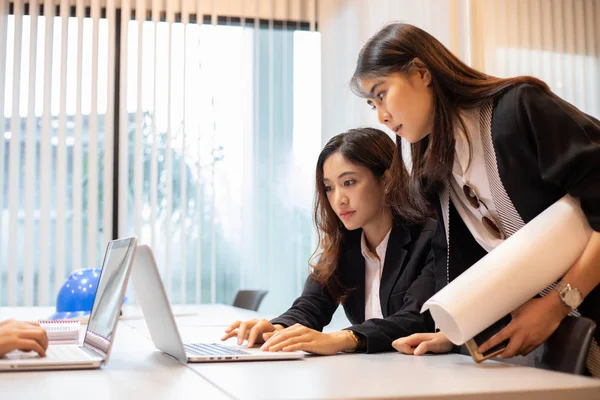 Mujeres Negocios Discutiendo Documentos Ideas Mientras Trabajan Ordenador Portátil — Foto de Stock