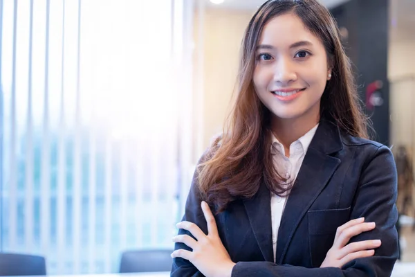 Portrait Femmes Affaires Asiatiques Debout Bureau Lumineux Souriant — Photo