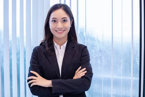 Porträt Asiatischer Geschäftsfrauen Die Hellen Büro Stehen Und Lächeln — Stockfoto