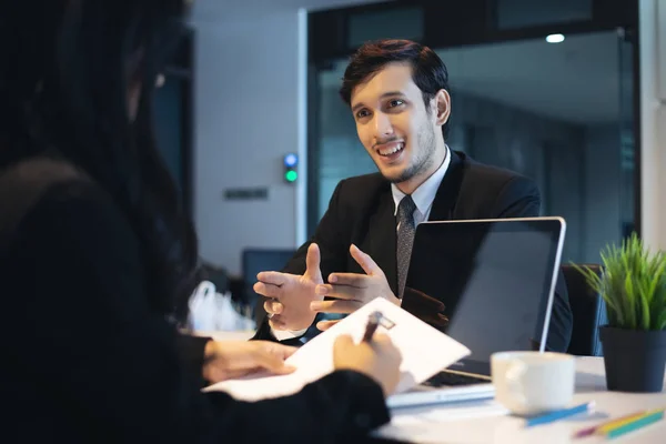 Empresários Discutindo Documentos Para Conceito Entrevista Emprego — Fotografia de Stock