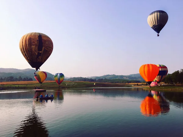 Färgglada Luftballonger Flyger Över Floden — Stockfoto
