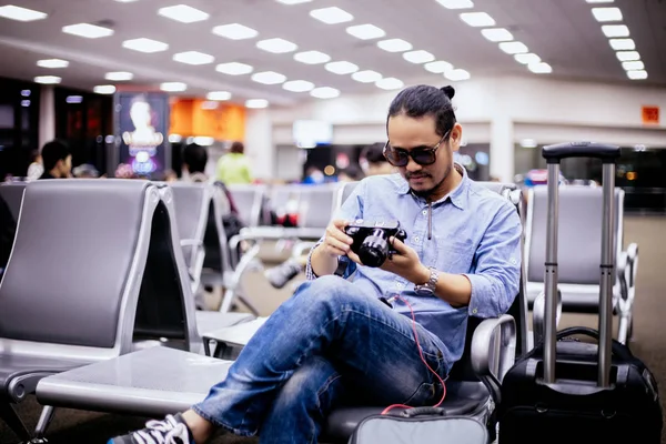 Asiático Hombre Con Mochila Viajero Comprobar Foto Cámara Aeropuerto — Foto de Stock