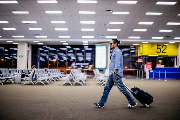 아시아 여행자 도보와 공항에서 — 스톡 사진
