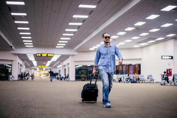 Aziatisch Mens Reiziger Met Koffers Wandelen Transport Een Luchthaven — Stockfoto