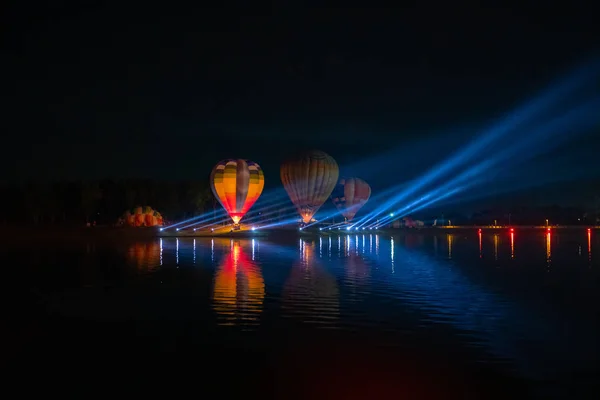 Gece Festival Nehri Üzerinde Uçan Renkli Sıcak Hava Balonları — Stok fotoğraf