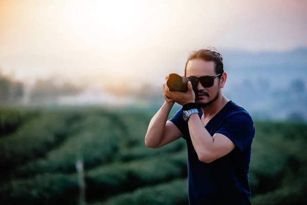 アジア人の男性のバックパックと一緒に 幸せな旅行写真を取っている山 概念の休日旅行の時間をリラックス — ストック写真