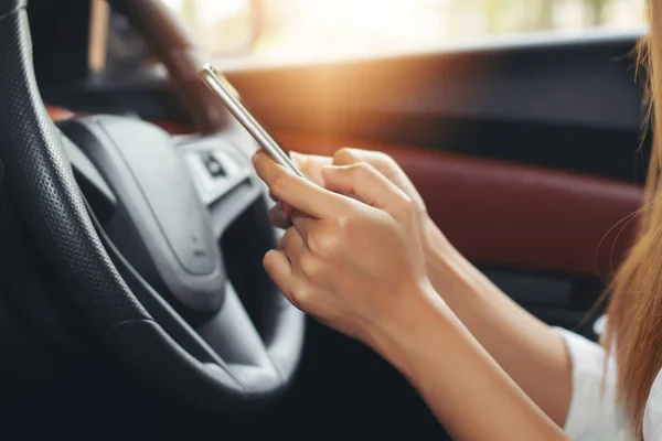 Mujer Conduciendo Coche Usando Smartphone Carretera — Foto de Stock