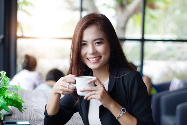 Asiatische Geschäftsfrau Lächelt Und Hält Eine Tasse Kaffee Café — Stockfoto