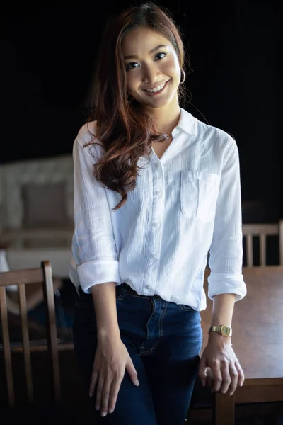 Mujer Asiática Pie Sonriendo Cafetería —  Fotos de Stock