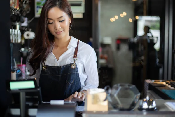 Azjatyckie Kobiety Barista Uśmiechając Się Pomocą Ekspres Kawy Kawiarni Licznika — Zdjęcie stockowe