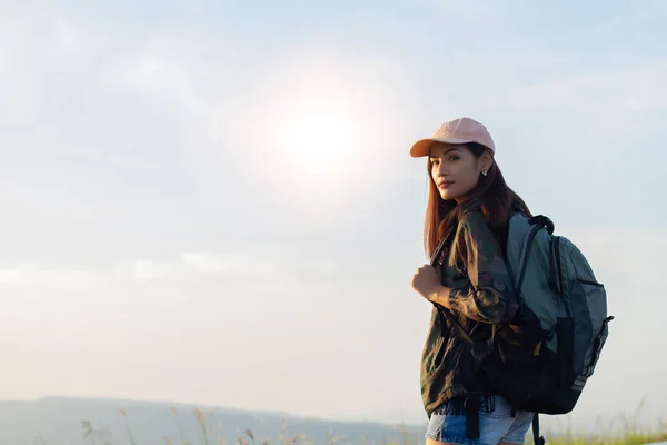 Asiático jovens mulheres pessoas Caminhadas com amigos mochilas andando — Fotografia de Stock