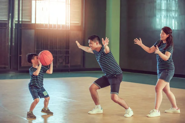 アジア家族のスポーツ ホールで一緒にバスケット ボールをプレー — ストック写真