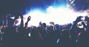 Arkadan görünüş Festivali konser kalabalığa siluetleri, bulanık 