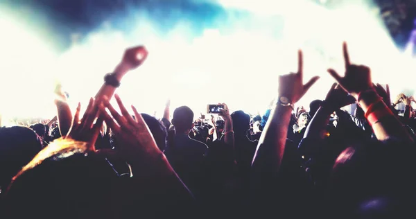Borrosa de siluetas de la multitud de conciertos en Vista trasera del festival —  Fotos de Stock