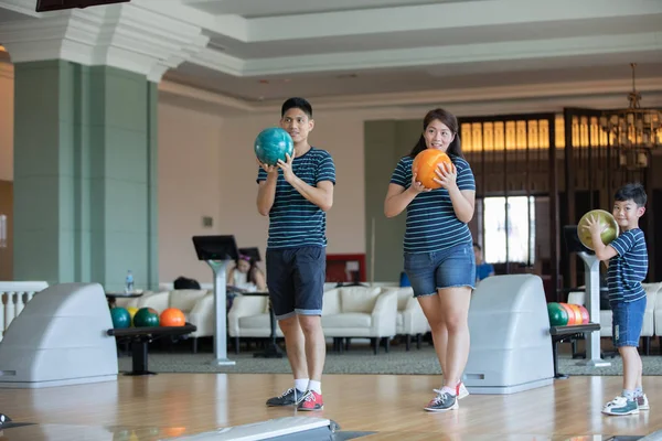 Feliz Asiático Familia Jugando Bowling Juntos — Foto de Stock