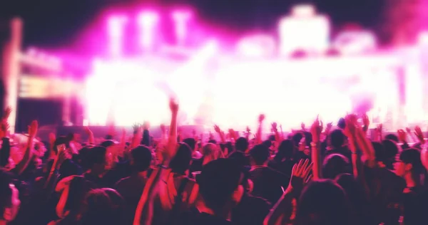 Borrosa de siluetas de la multitud de conciertos en Vista trasera del festival — Foto de Stock