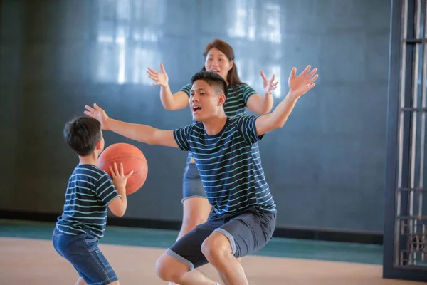 Asiatisk Familj Spelar Basket Tillsammans Sporthallen — Stockfoto