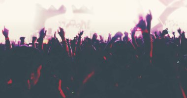 Arkadan görünüş Festivali konser kalabalığa siluetleri, bulanık 