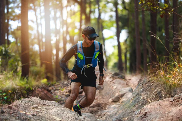 Een man Runner van Trail. en atleet voeten dragen van sportschoenen — Stockfoto