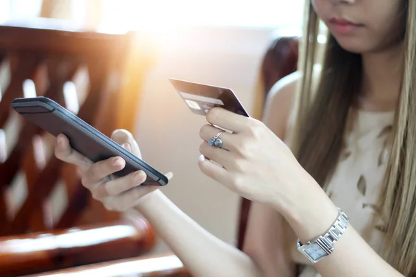 Kvinna asiatisk använda telefon och kreditkort shopping online, Välj — Stockfoto