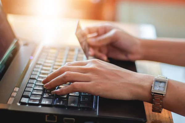 Kadın Asya laptop ve kredi kartı alışveriş online, seçileceği yer kullanarak — Stok fotoğraf