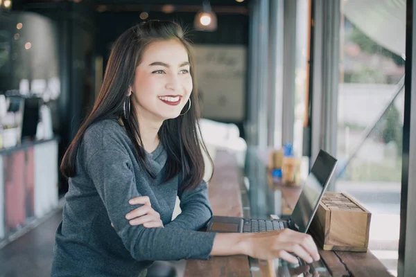 Asiatiska affärskvinnor använder bärbar dator för att arbeta — Stockfoto