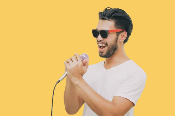 Asiatico bello uomo con un baffi sorridente e canto per il m — Foto Stock