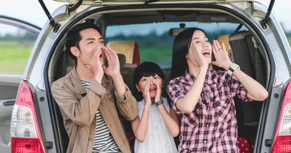 Heureuse petite fille avec asiatique famille assis dans la voiture pour enjo — Photo
