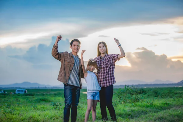 Feliz niña e con la familia asiática disfrutando de viaje por carretera y su — Foto de Stock