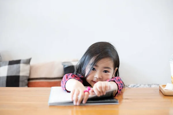 Aziatische schattige meisjes lezen boeken. — Stockfoto