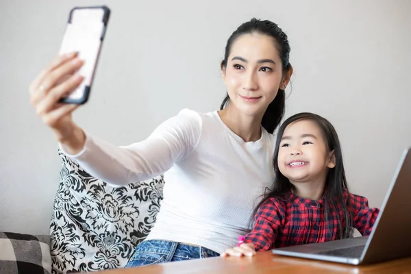 Moeder en dochters nemen selfies en lachen en glimlachen ha — Stockfoto