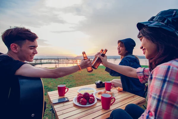 Un grupo de amigos asiáticos turista bebiendo cerveza alcohólica y pla — Foto de Stock