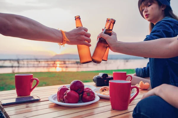 Eine Gruppe asiatischer Freunde Touristen trinken alkoholisches Bier und pla — Stockfoto