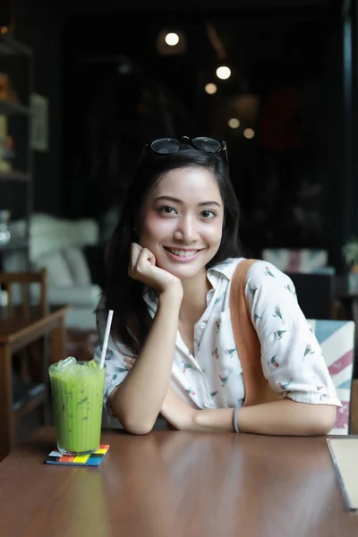 Feliz Mujer Asiática Relajante Con Verde Una Cafetería —  Fotos de Stock