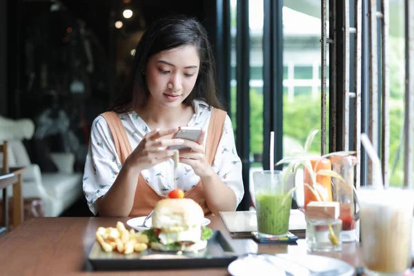 Азіатські Жінки Посміхаючись Їдять Гамбургери Ресторані — стокове фото