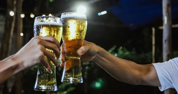 Asiático grupo de amigos teniendo fiesta con alcohólico cerveza bebidas a — Foto de Stock