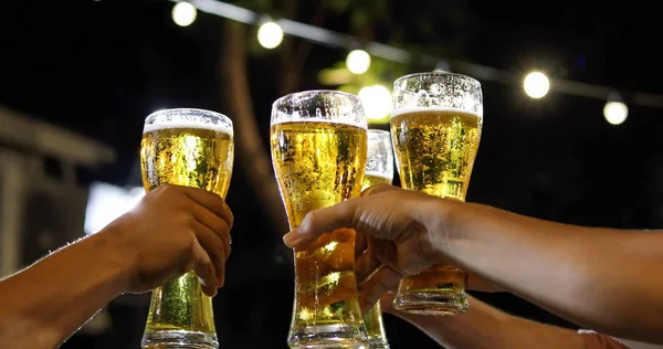 Asiático grupo de amigos teniendo fiesta con alcohólico cerveza bebidas a — Foto de Stock