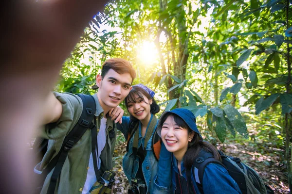 Asiático Grupo de jóvenes con amigos y mochilas caminando t — Foto de Stock