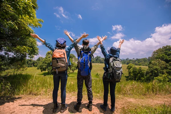 Asiático Grupo de jóvenes con amigos mochilas caminando para conseguir — Foto de Stock